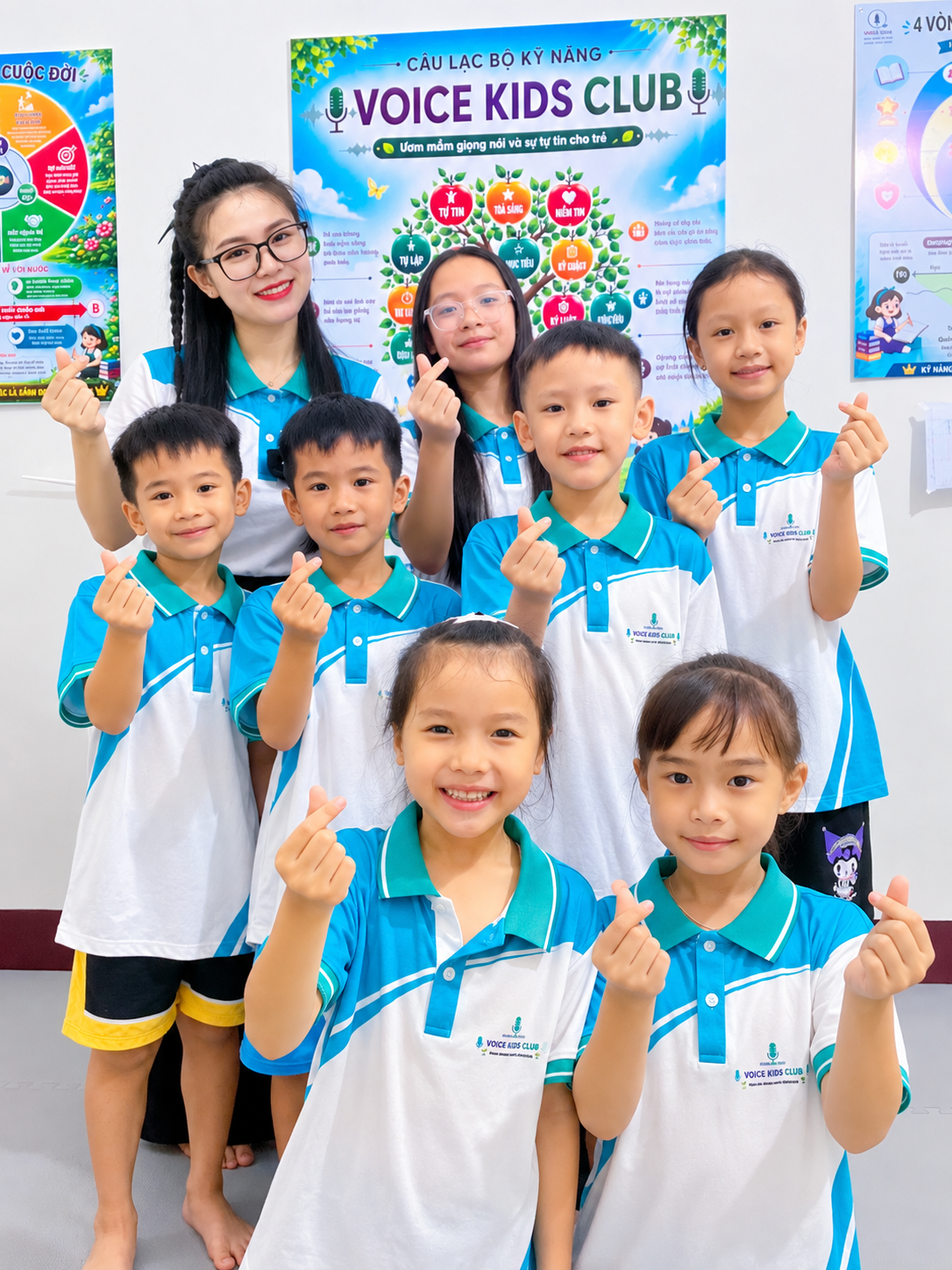 Học viên VOICE KIDS kết nối bằng cử chỉ bắn tim